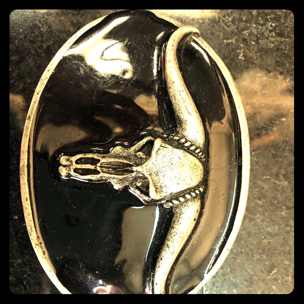 Black ground, Silver Center